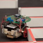 Programa un robot con Arduino y resuelve laberintos